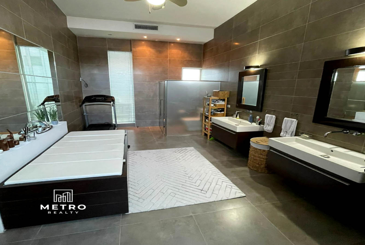 Altos del Golf For Rent Main Bathroom