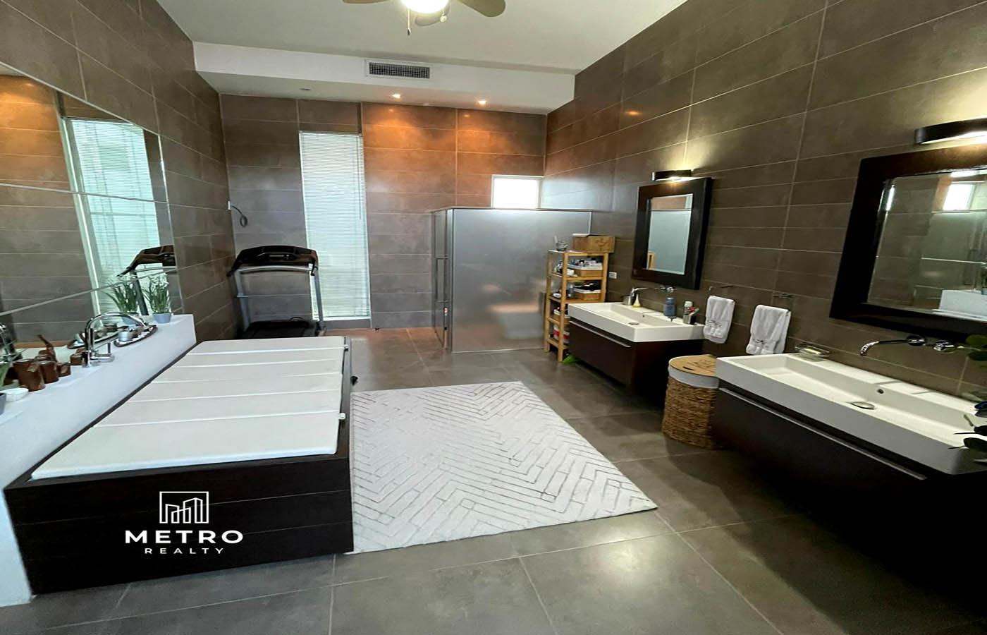 Altos del Golf For Rent Main Bathroom