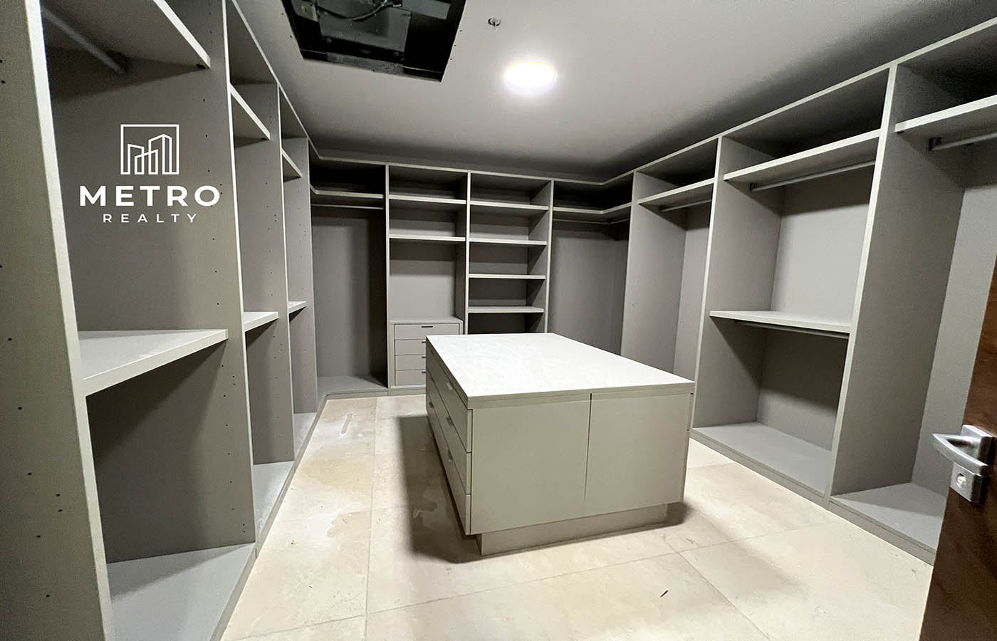 Santa Maria Panama Ph Azalea Big Closet