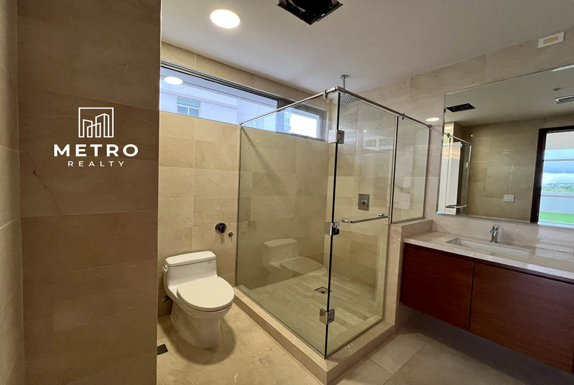 Santa Maria Panama Ph Azalea Main Bathroom