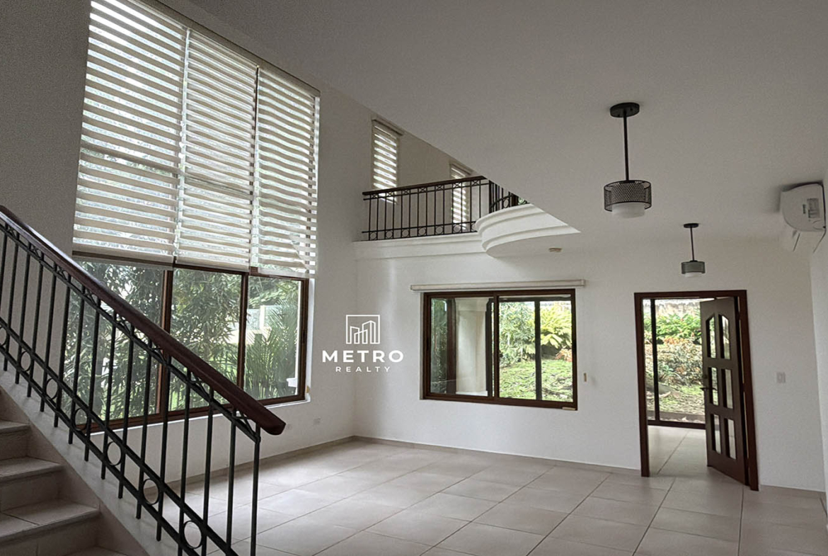 Senderos camino de cruces panama Elegant Living Room