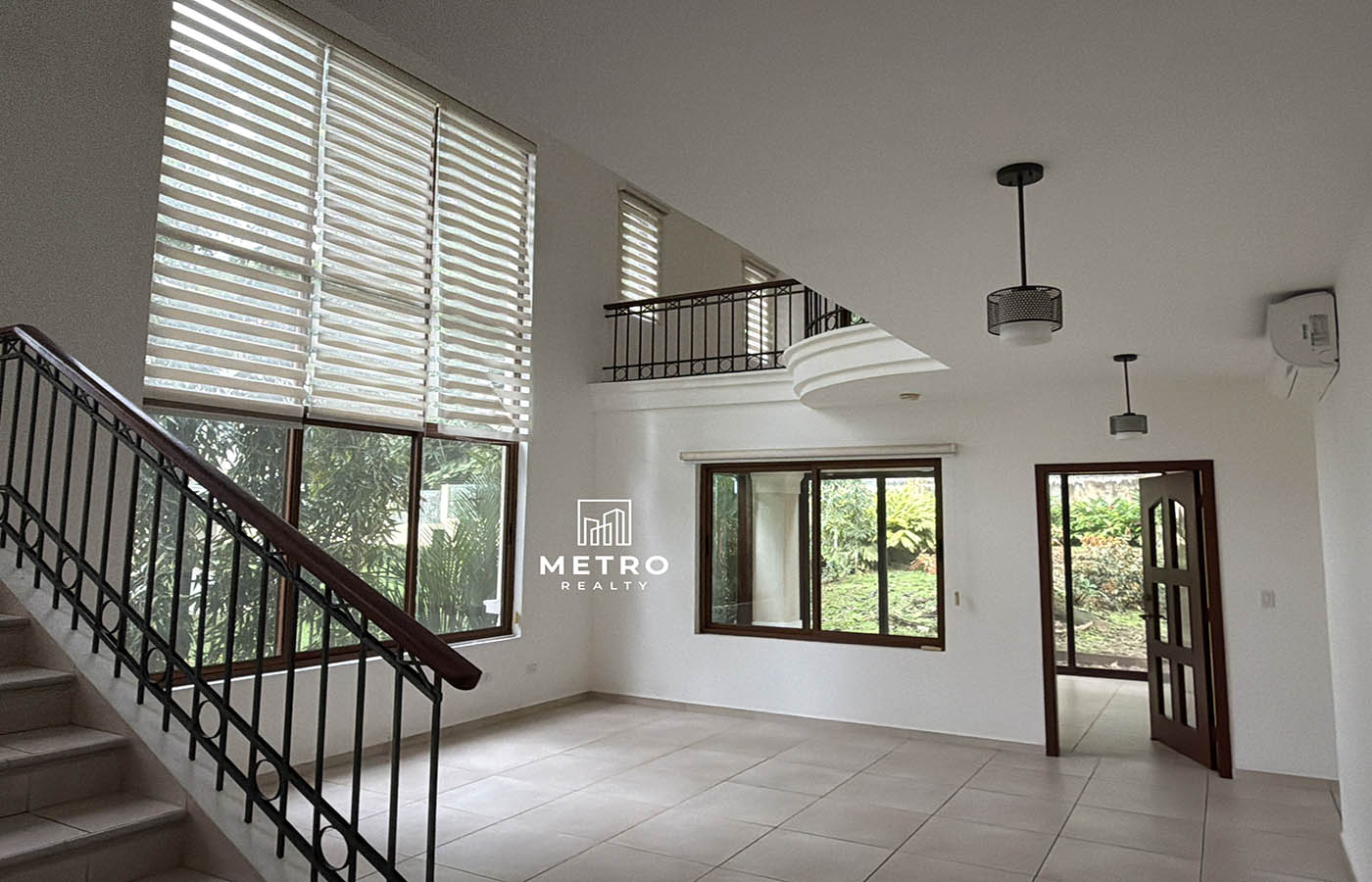 Senderos camino de cruces panama Elegant Living Room