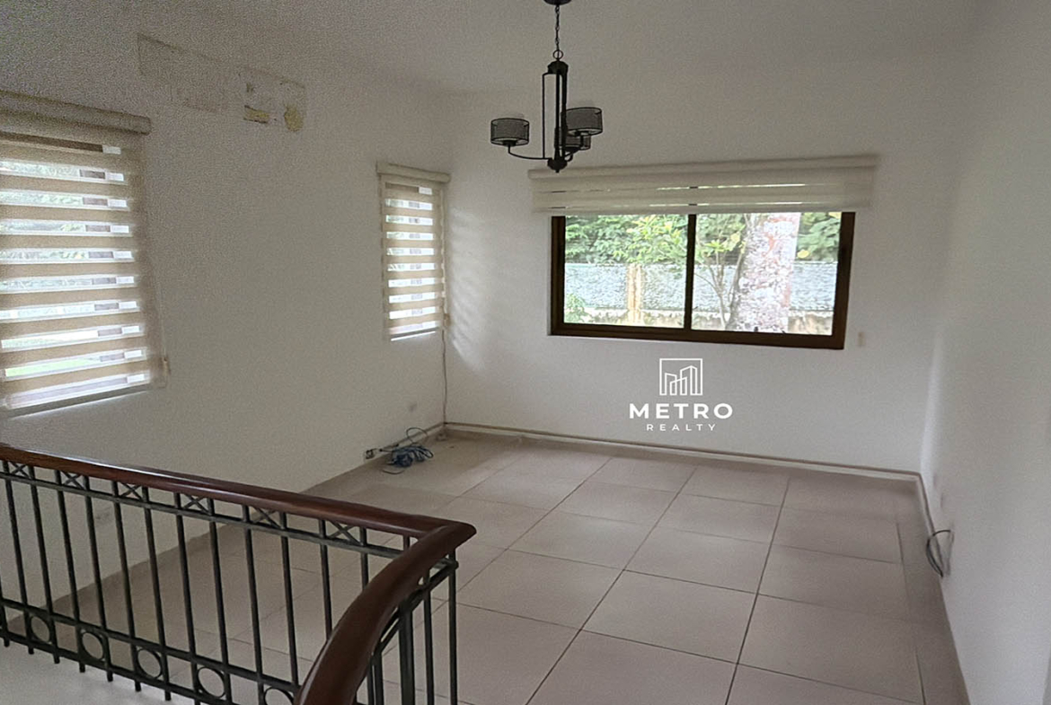 Senderos camino de cruces panama Family Living