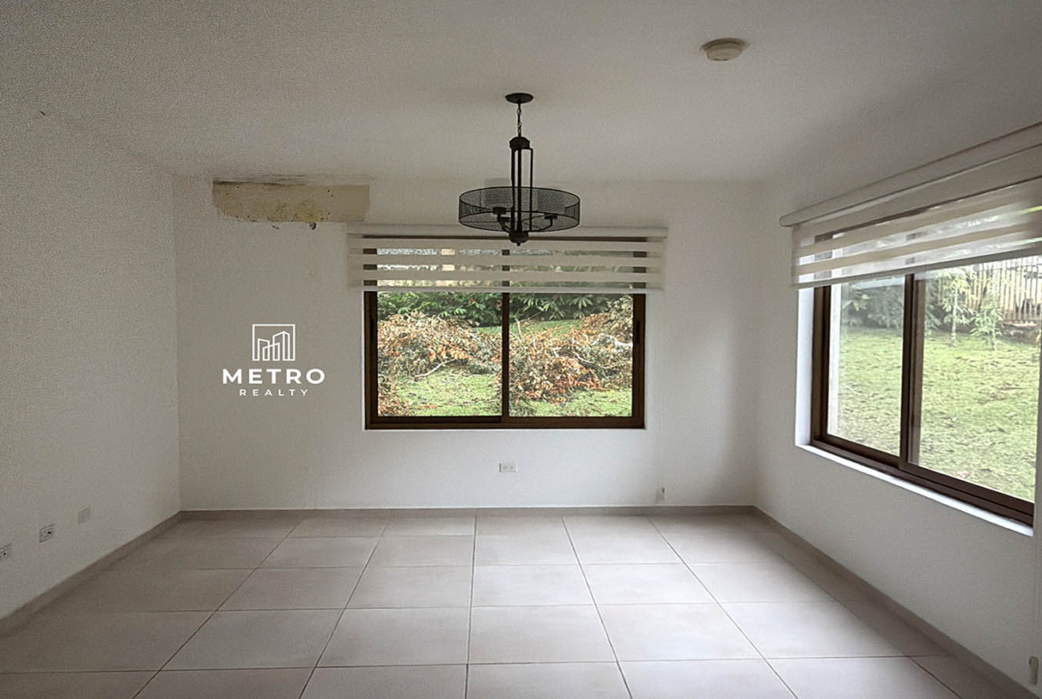 Senderos camino de cruces panama Master Bedroom