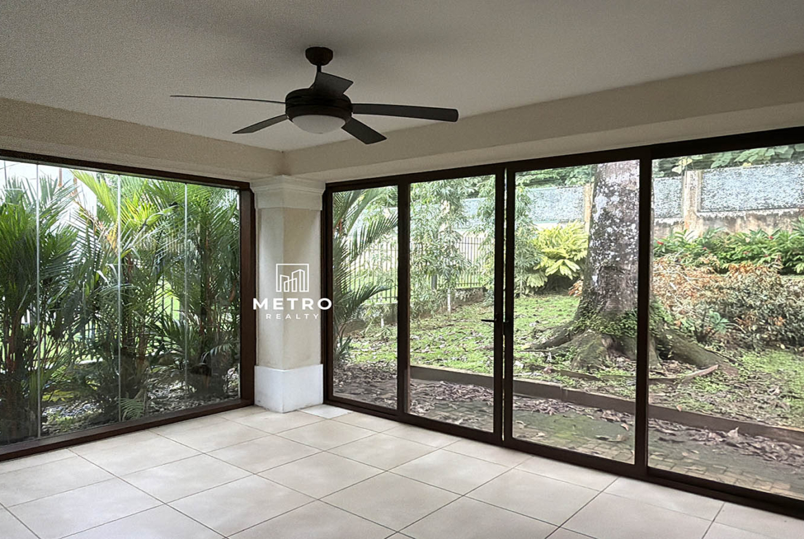 Senderos camino de cruces panama Modern Living Room