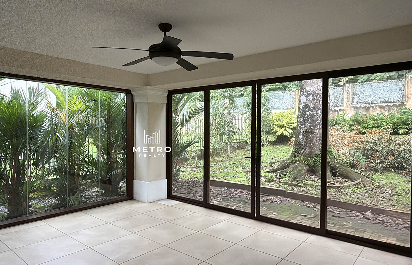 Senderos camino de cruces panama Modern Living Room