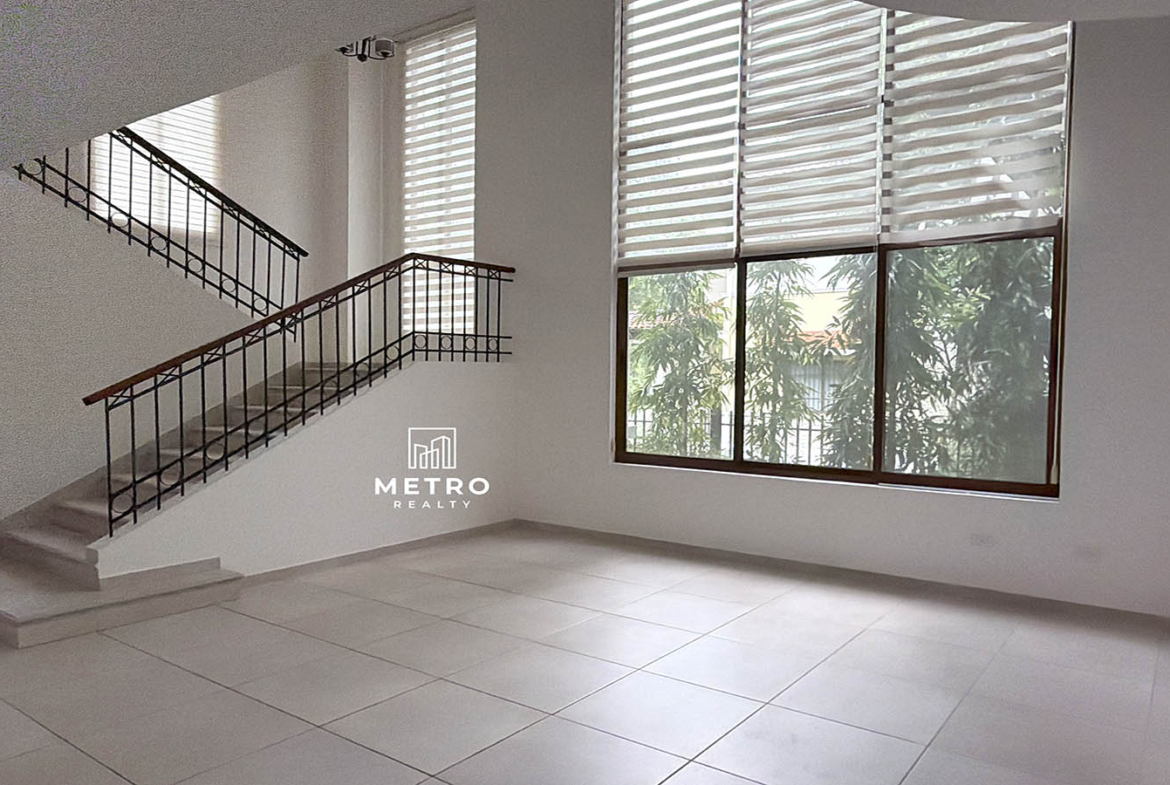 Senderos camino de cruces panama Spacious Living Room