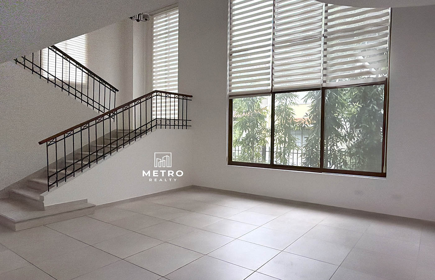 Senderos camino de cruces panama Spacious Living Room