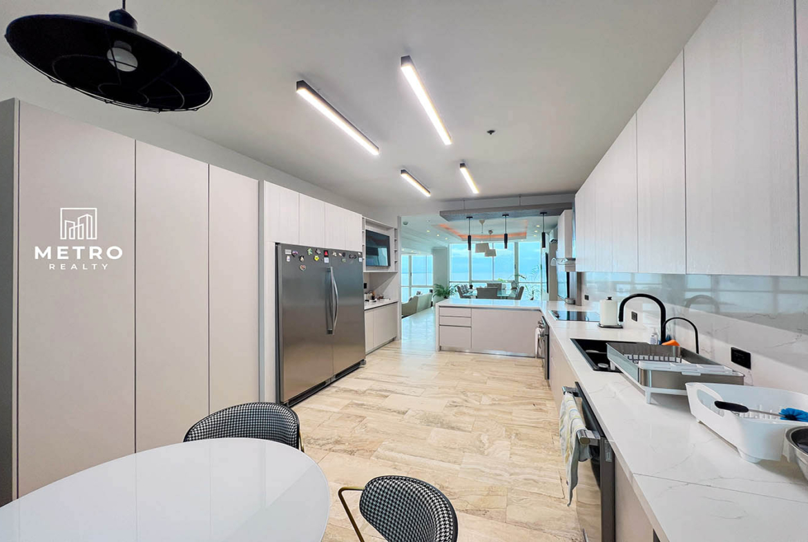 blue bahia panama Spacious Kitchen