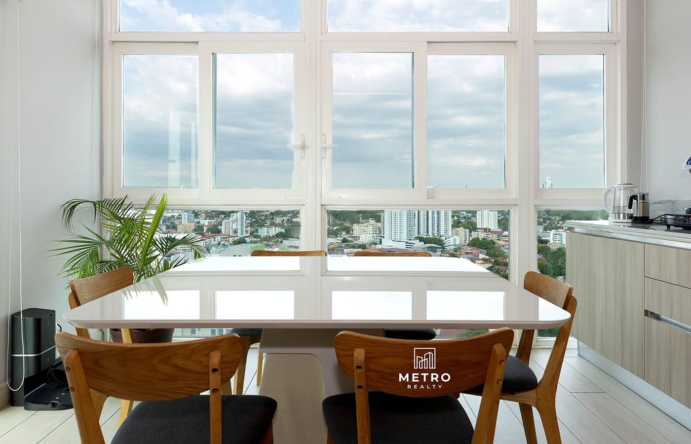 Altos del golf Ph Pradera Table With a View Altos del golf Ph Pradera Table With a View