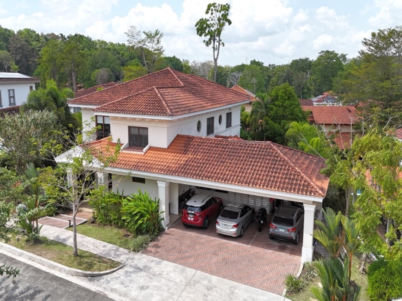 senderos camino de cruces aereal view front